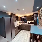 Modern Suites -5 Bedroom House- With Free Parking Birmingham City