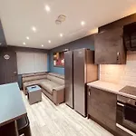 Modern Suites -5 Bedroom House- With Free Parking Birmingham City